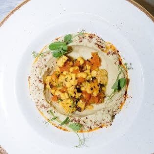 Bol cu salată de cereale, văzut de sus pe fundal alb